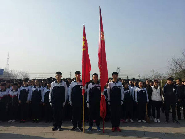 曲阳县第一高级中学组织学生清明节扫墓